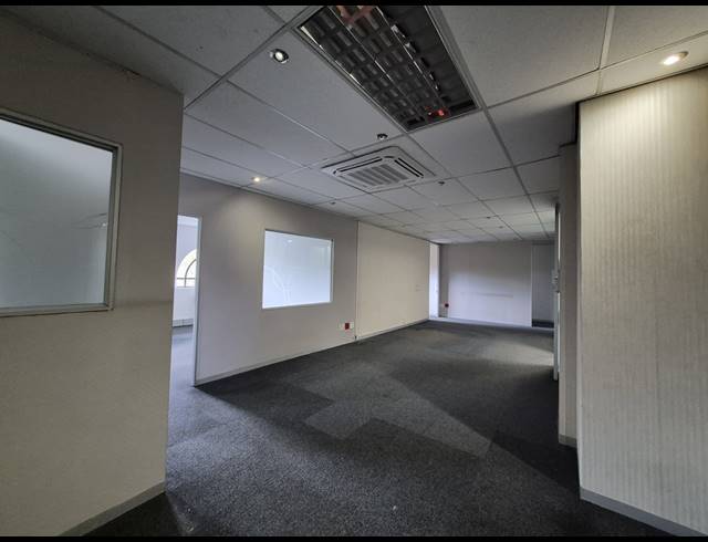 138M² OFFICE TO LET IN HYDE PARK
